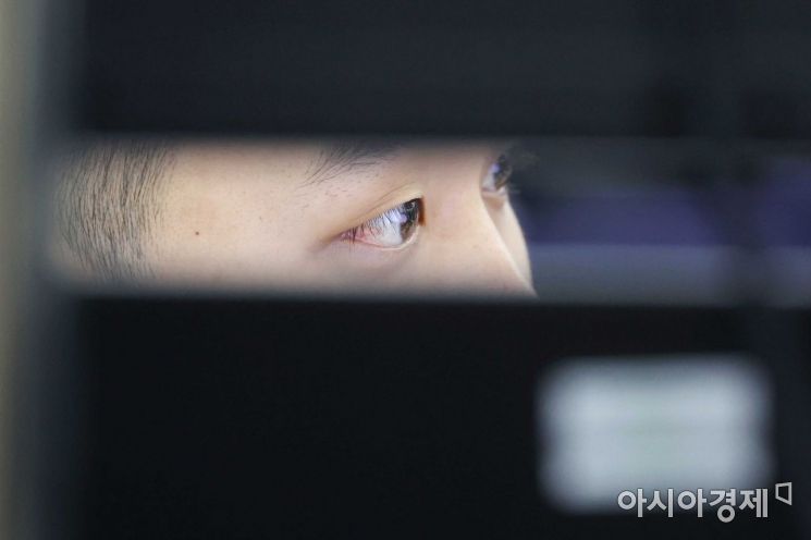 코스피 지수가 미국 증시 폭락의 영향으로 하락세를 보인 6일 서울 을지로 하나은행 딜링룸에서 딜러들이 분주히 일하고 있다. 이날 코스피는 전장보다 26.68포인트(1.00%) 낮은 2650.89에서 출발했다. 코스닥은 11.52포인트(1.28%) 내린 888.54에 시작했다. 원·달러 환율은 0.7원에 오른 1267.0원에 출발해 1270원대를 다시 돌파했다. /문호남 기자 munonam@
