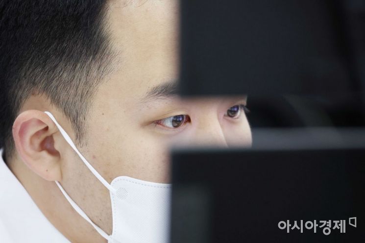 코스피 지수가 미국 증시 폭락의 영향으로 하락세를 보인 6일 서울 을지로 하나은행 딜링룸에서 딜러들이 분주히 일하고 있다. 이날 코스피는 전장보다 26.68포인트(1.00%) 낮은 2650.89에서 출발했다. 코스닥은 11.52포인트(1.28%) 내린 888.54에 시작했다. 원·달러 환율은 0.7원에 오른 1267.0원에 출발해 1270원대를 다시 돌파했다. /문호남 기자 munonam@