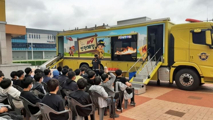 어린이들이 이동 안전 체험 차량을 활용해 안전 교육을 받고 있다.