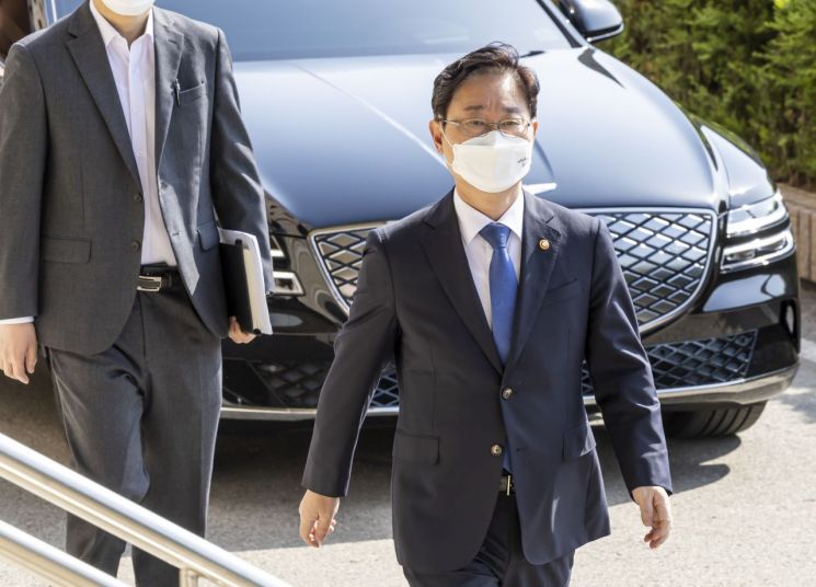 박범계, 오늘 마지막 출근길 "만감이 교차…천신만고 생각나"