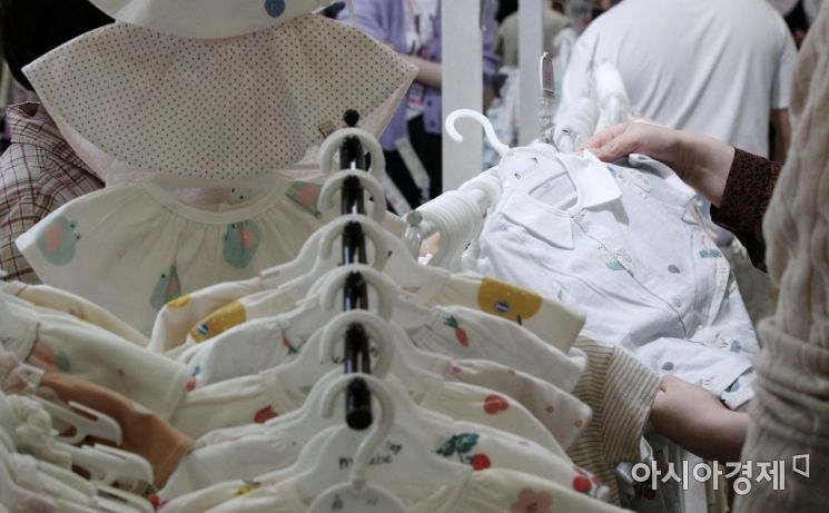 "Low Birthrate but High Sales"... Growing Children's Clothing Market