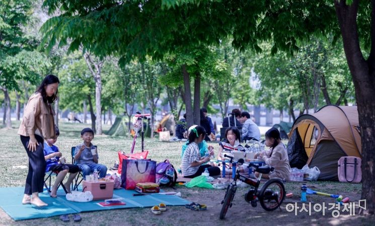 마스크 의무 해제가 이어지고 있는 지난 6일 서울 여의도 한강공원을 찾은 시민들이 마스크를 벗고 있다./강진형 기자aymsdream@