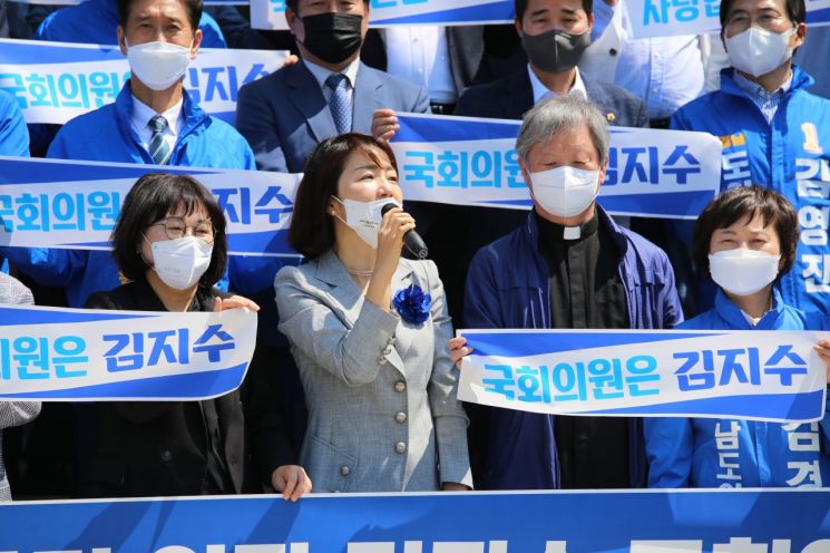 김지수 전 경남도의회 의장이 더불어민주당 창원 의창구 국회의원 보궐선거 후보로 전략 공천됐다.