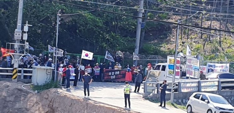 “양산 오지 마!” … 文 대통령 내외 귀향 반대 보수단체 집회