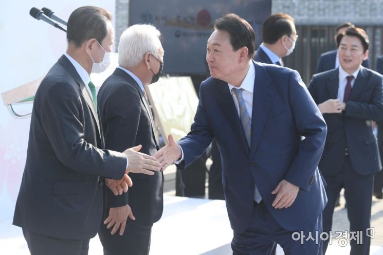 윤석열 대통령 당선인이 6일 오후 서울 종로구 삼청동 대통령직인수위원회에서 열린 인수위 해단식에서 박주선 대통령취임식준비위원장과 악수하고 있다./인수위사진기자단