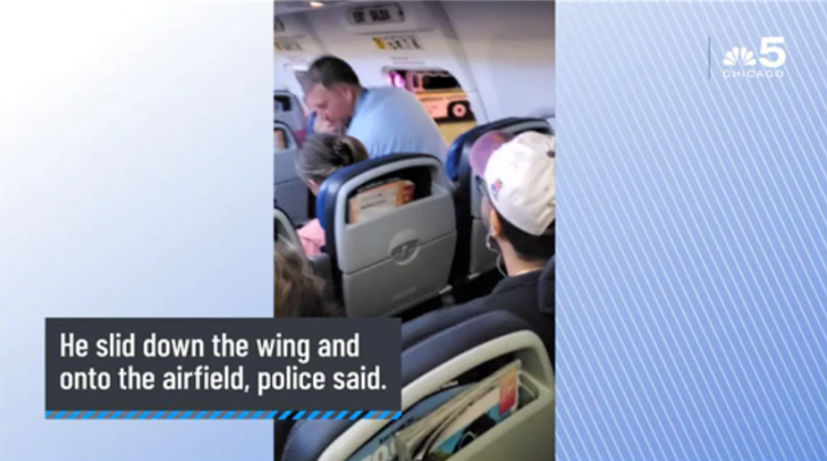 활주로를 달리던 여객 항공기에서 한 승객이 비상구 문을 열고 비행기 날개 위로 걸어가는 사건이 발생했다./사진=NBC방송 캡처