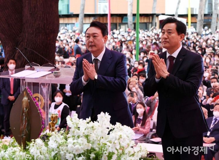 [포토]합장하는 윤석열 당선인-오세훈 서울시장