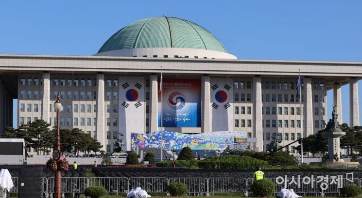 제20대 대통령 취임식을 하루 앞둔 9일 국회 본관 앞에 내빈들을 위한 의자가 마련되어 있다./윤동주 기자 doso7@