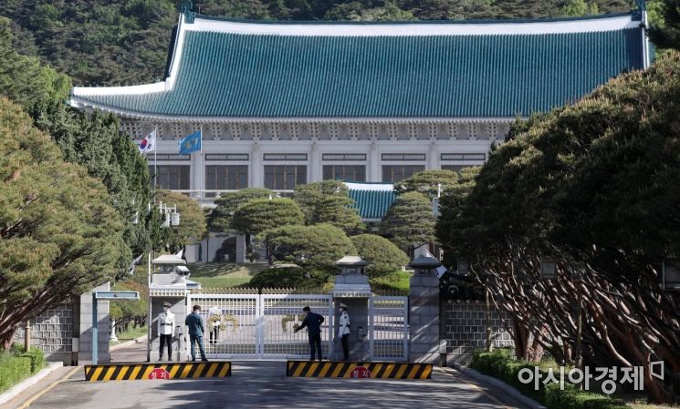 청와대 개방을 하루 앞둔 9일 청와대 정문에서 경호 관계자들이 경계 근무를 하고 있다./김현민 기자 kimhyun81@