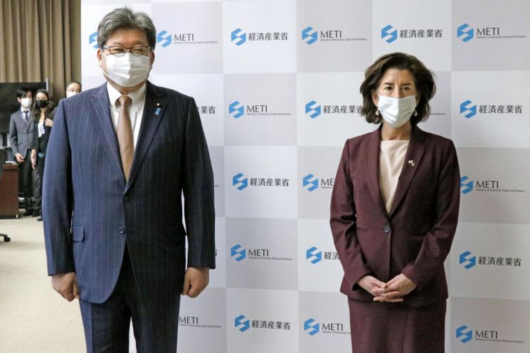 하기우다 고이치 일본 경제산업상(왼쪽)과 지나 러먼도 미 상무부 장관 [이미지출처=AP연합뉴스]