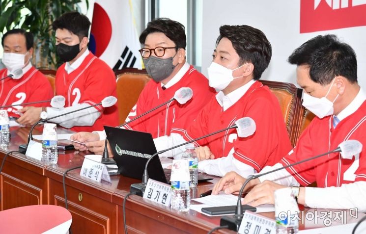 갤럽 "국민의힘 지지율 45%, 7년 반만에 최고치…민주 10%p 하락"