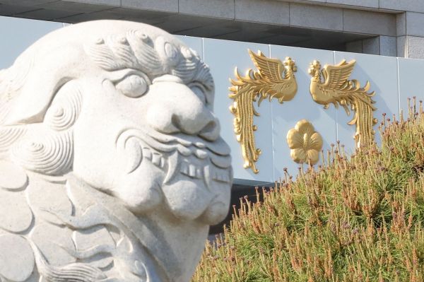 대통령 취임식을 하루 앞둔 9일 대통령 집무실로 사용될 서울 용산 국방부 청사에 대통령을 상징하는 봉황 장식이 걸려 있다. 윤석열 대통령 당선인은 10일 용산 국방부 청사로 이전된 집무실에서 업무를 개시할 예정이다./인수위사진기자단