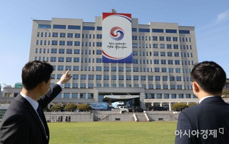 대통령 취임식을 하루 앞둔 9일 오후 서울 용산 대통령 집무실로 사용될 국방부 청사 앞에서 대통령직 인수위원회 관계자들이 막바지 준비를 하고 있다. 윤석열 당선인은 2층 집무실이 완공되기까지 5층 임시집무실을 사용할 예정이다./인수위사진기자단