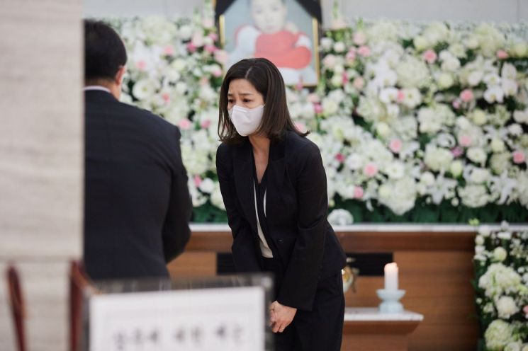 [포토]故 강수연 빈소 찾은 김부겸 총리와 동료 배우들