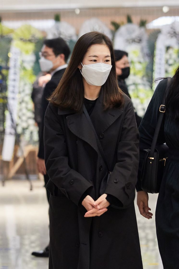 [포토]故 강수연 빈소 찾은 김부겸 총리와 동료 배우들