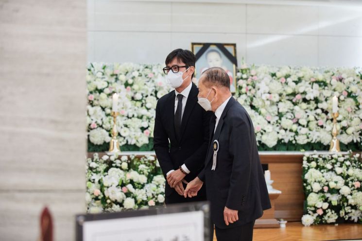 [포토]故 강수연 빈소 찾은 김부겸 총리와 동료 배우들