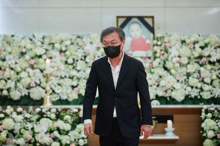 [포토]故 강수연 빈소 찾은 김부겸 총리와 동료 배우들