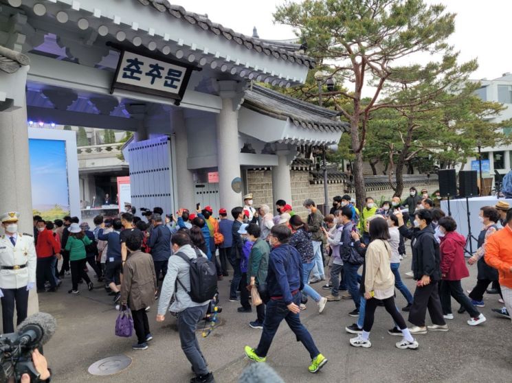 완전 개방된 청와대…산책·등산 즐기는 시민들