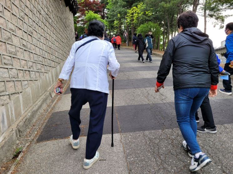 완전 개방된 청와대…산책·등산 즐기는 시민들