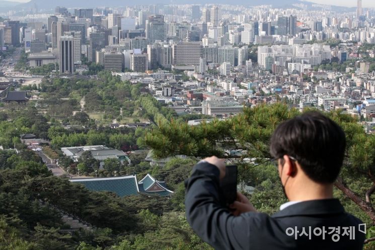 청와대 뒤편 북악산 등산로에서 한 시민이 사진을 찍고 있다.