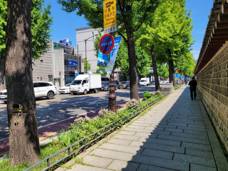 완전 개방된 청와대…산책·등산 즐기는 시민들