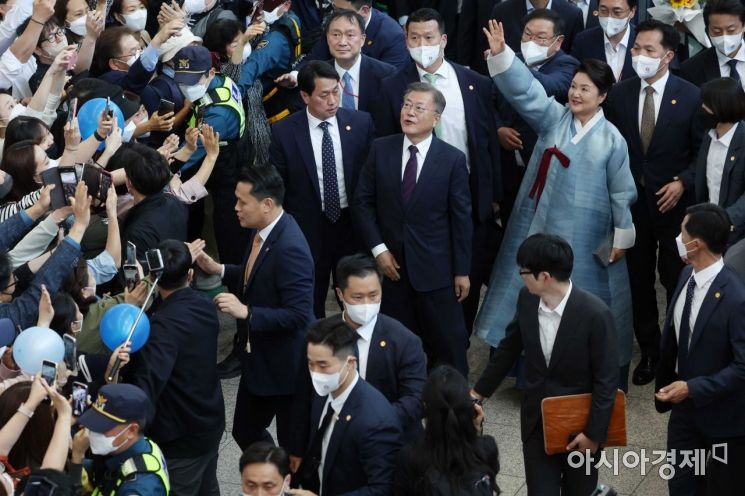 5년의 임기를 마친 문재인 전 대통령과 부인 김정숙 여사가 10일 서울역에서 경남 양산시 하북면 지산리 평산마을에 있는 사저로 향하는 열차를 타기 위해 이동하고 있다. /문호남 기자 munonam@