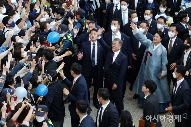 5년의 임기를 마친 문재인 전 대통령과 부인 김정숙 여사가 10일 서울역에서 경남 양산시 하북면 지산리 평산마을에 있는 사저로 향하는 열차를 타기 위해 이동하고 있다. /문호남 기자 munonam@