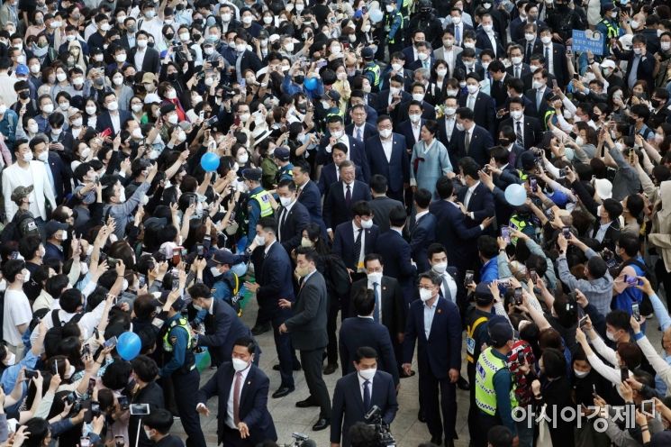 5년의 임기를 마친 문재인 전 대통령과 부인 김정숙 여사가 10일 서울역에서 경남 양산시 하북면 지산리 평산마을에 있는 사저로 향하는 열차를 타기 위해 이동하고 있다. /문호남 기자 munonam@