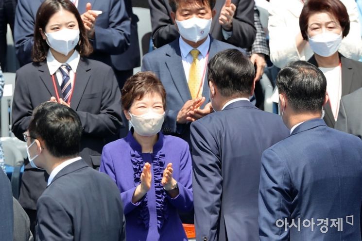 윤석열 대통령이 지난해 5월 10일 국회에서 열린 제20대 대통령 취임식에서 박근혜 전 대통령과 인사하고 있다./윤동주 기자 doso7@