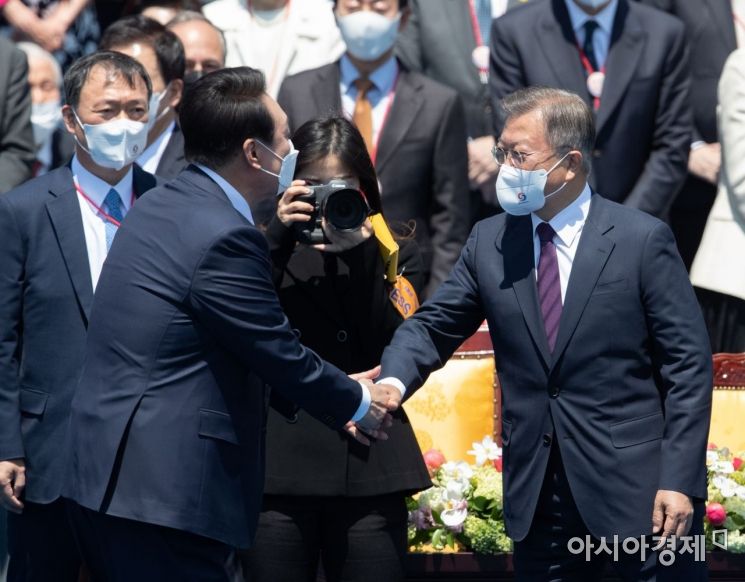 윤석열 대통령이 10일 국회에서 열린 제20대 대통령 취임식을 마친 후 문재인 전 대통령과 악수를 나누고 있다./윤동주 기자 doso7@