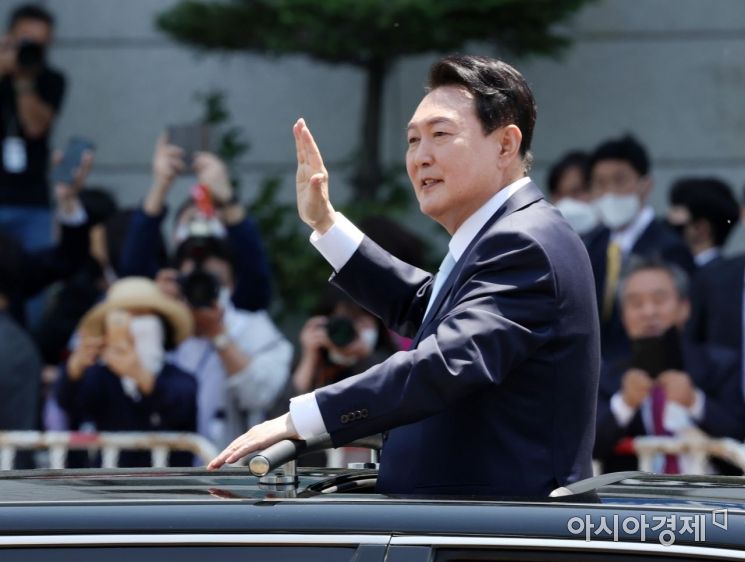 윤석열 대통령이 10일 국회에서 열린 제20대 대통령 취임식을 마친 후 용산집무실로 이동하는 도중 시민들에게 손을 흔들고 있다./윤동주 기자 doso7@