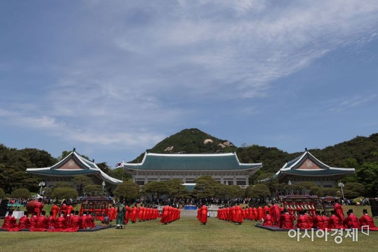 문화체육관광부가 옛 조선총독 관저 복원 추진 논란에 휩싸였다. 문체부는 이와 관련해 "복원이 아닌 작은 모형 제작을 검토한 것"이라고 해명했다.