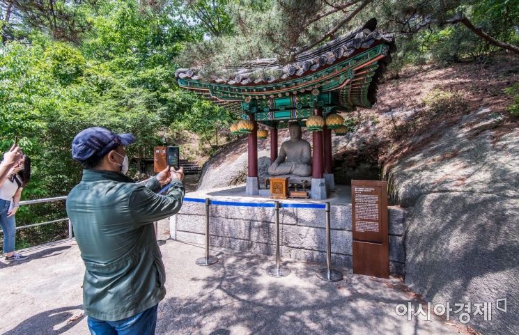 완전 개방 하루만에…청와대 경내 불상 훼손 시도 50대 여성 체포