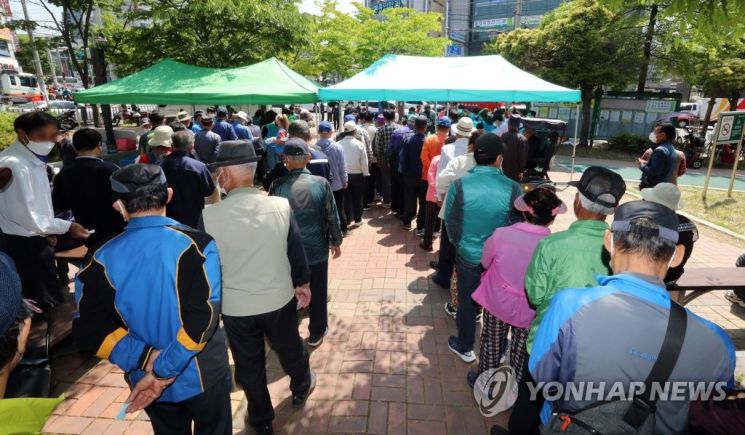 사회적 거리두기가 전면 해제됨에 따라 광주 북구 우산근린공원에서 장기간 중단된 현장 무료 급식이 재개되고 있다. [이미지출처=연합뉴스]