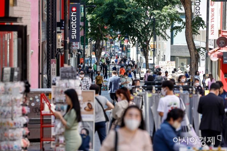 완화된 사회적 거리두기가 이어지고 있는 10일 서울 중구 명동을 찾은 시민 및 관광객들이 거리를 거닐고 있다./강진형 기자aymsdream@