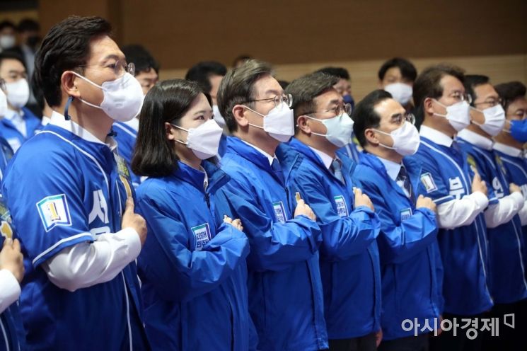 이재명 더불어민주당 총괄선거대책위원장과 박지현, 윤호중 공동비대위원장이 11일 국회에서 열린 전국동시지방선거 및 재보궐선거 더불어민주당 통합선거대책위원회 출범식 및 공천장 수여식에서 국민의례를 하고 있다./윤동주 기자 doso7@