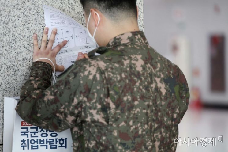 코로나19로 열리지 못했던 장병 대상 오프라인 취업박람회가 3년 만에 열렸다. 11일 경기 고양 킨텍스 5홀에서 열린 ‘2022년 전반기 제1차 국군장병 취업박람회’에서 군인들이 일자리를 찾고 있다. 이번 행사에는 채용 면접과 상담을 위한 120여 개 기업 부스와 채용설명회·명사 특강 등이 준비됐다. 국방부는 이번 1차 박람회를 비롯해 6월과 9월까지 올해 모두 3차례의 취업박람회를 개최할 계획이다. /문호남 기자 munonam@