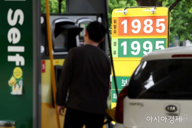 전국 평균 경유 가격이 휘발유 가격을 추월한 11일 서울 한 주유소에 유가정보가 표시돼 있다. 한국석유공사 유가정보서비스 오피넷에 따르면 이날 낮 12시 기준 전국 주유소 경유 평균 판매가격은 L(리터)당 1946.65원으로, 휘발유 평균 판매 가격 1945.88원보다 0.77원 더 높았다. 국내 경유 가격이 휘발유 가격을 넘어선 것은 2008년 6월 이후 약 14년 만이다. 경유 가격은 유럽을 중심으로 한 세계적인 경유 재고 부족 사태와 우크라이나-러시아 사태로 촉발된 석유제품 수급난 영향으로 급등하고 있다. /문호남 기자 munonam@