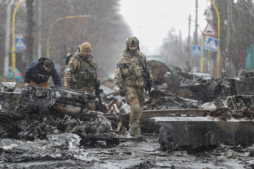 지난달 3일(현지시간) 우크라이나 수도 키이우 외곽 도시 부차에서 병사들이 러시아군 탱크와 장갑차, 군용차량 잔해를 살펴보고 있다. /사진=연합뉴스