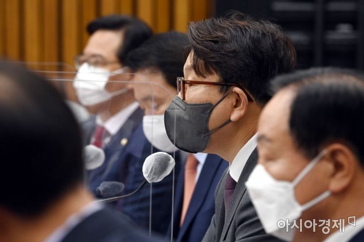 권성동 국민의힘 원내대표가 12일 국회에서 열린 원내대책회의에 참석, 모두 발언을 하고 있다./윤동주 기자 doso7@