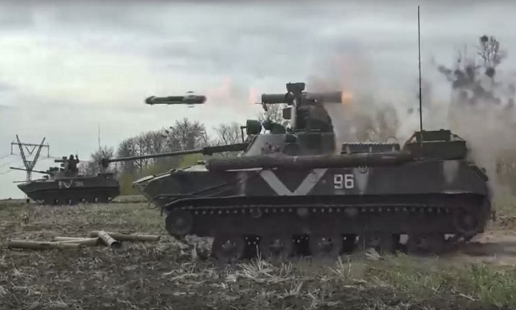 우크라이나 북동부 하르키우주(州)에서 러시아군의 BMD-4 장갑차가 대전차 미사일 '코르넷'을 발사하고 있다. 러시아 국경 인근의 하르키우에서는 석 달 가까이 전투가 이어지고 있다. [이미지출처=연합뉴스]