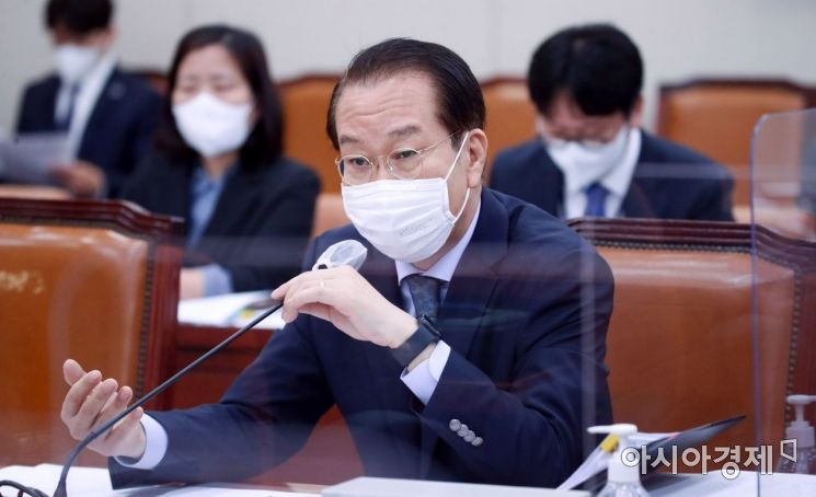 권영세 통일부 장관 후보자가 12일 국회에서 열린 인사청문회에 출석, 의원 질의에 답변하고 있다./윤동주 기자 doso7@