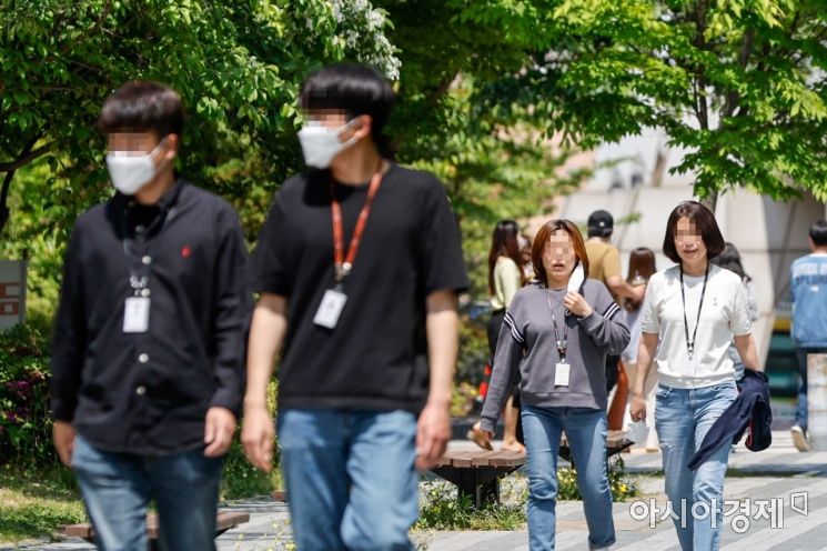초여름 날씨가 이어지고 있는 12일 경기 성남 판교벤처벨리 인근에서 점심시간을 맞은 직장인들이 마스크를 벗고 있다./성남=강진형 기자aymsdream@