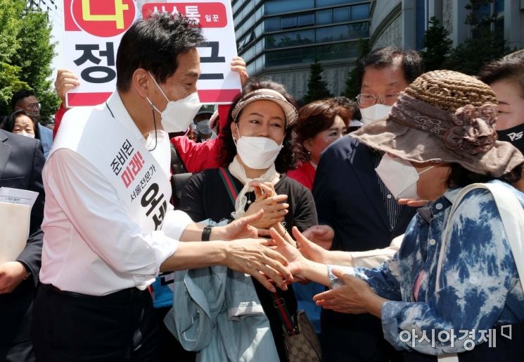 오세훈 국민의힘 서울시장 후보가 12일 서울 구로구 고척동에서 서울시장 선거 출마를 선언하고 주민들과 만나 인사를 나누고 있다./윤동주 기자 doso7@