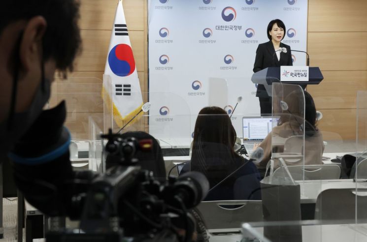 전현희 국민권익위원장이 2일 정부서울청사 브리핑실에서 '공직자의 이해충돌방지법' 시행준비 현황을 발표하고 있다. 2022.5.2 [이미지출처=연합뉴스]