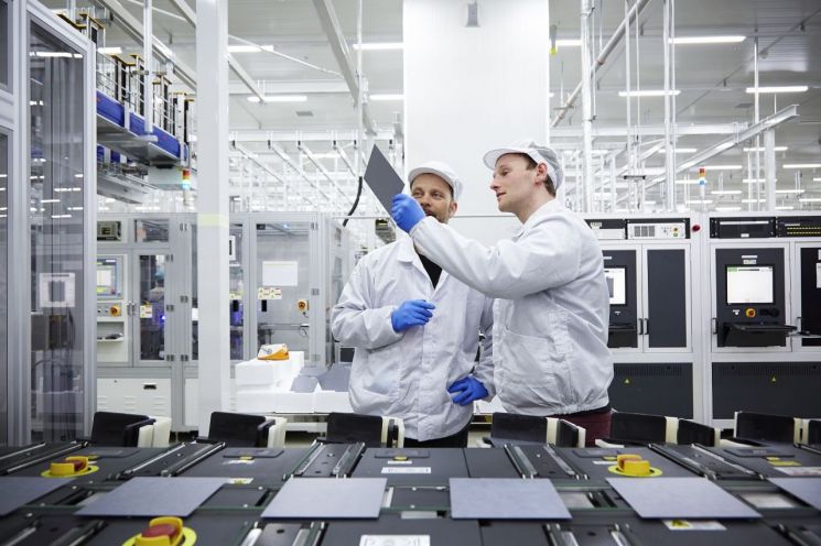 한화솔루션 직원들이 태양광 셀 품질검사를 하는 모습(사진제공=한화솔루션)