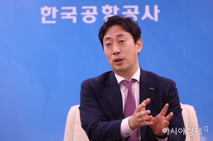 윤형중 한국공항공사 사장이 12일 아시아경제와 인터뷰하고 있다. /문호남 기자 munonam@