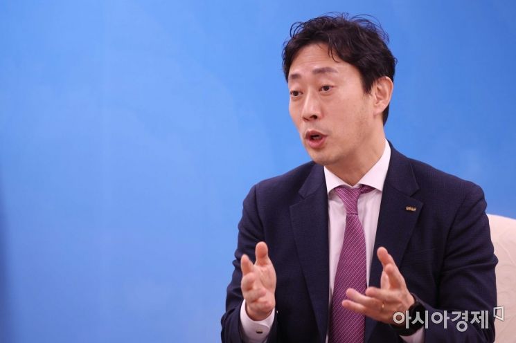 윤형중 한국공항공사 사장이 12일 아시아경제와 인터뷰하고 있다. /문호남 기자 munonam@