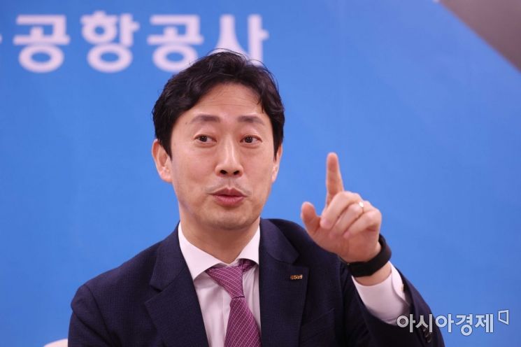 윤형중 한국공항공사 사장이 12일 아시아경제와 인터뷰하고 있다. /문호남 기자 munonam@