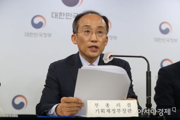 추경호 경제부총리 겸 기획재정부 장관이 12일 정부서울청사 브리핑실에서 열린 2022년 2차 추가경정예산안 관계장관 합동브리핑을 하고 있다./김현민 기자 kimhyun81@